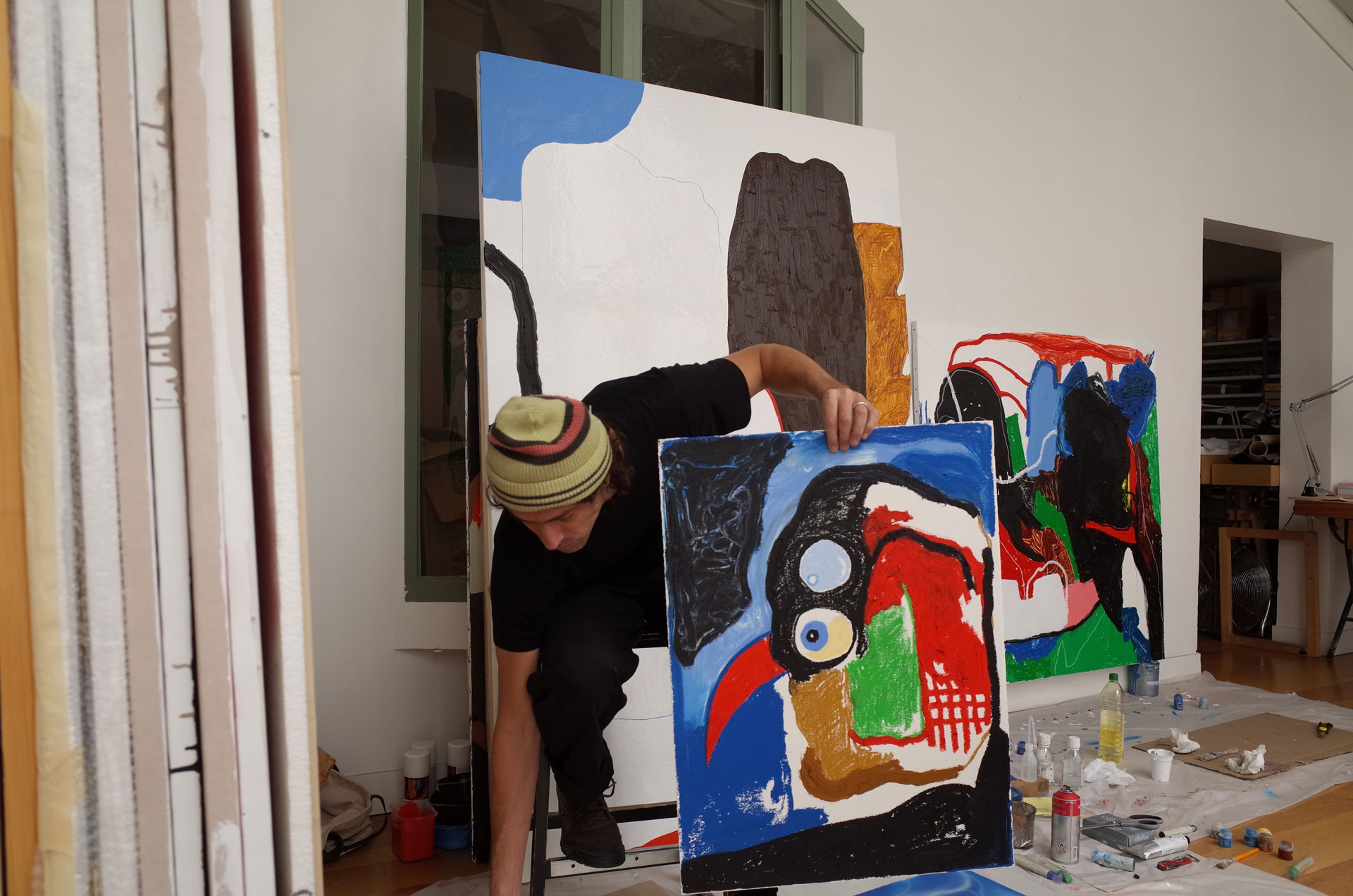 L'artiste Romain Fueler dans son atelier